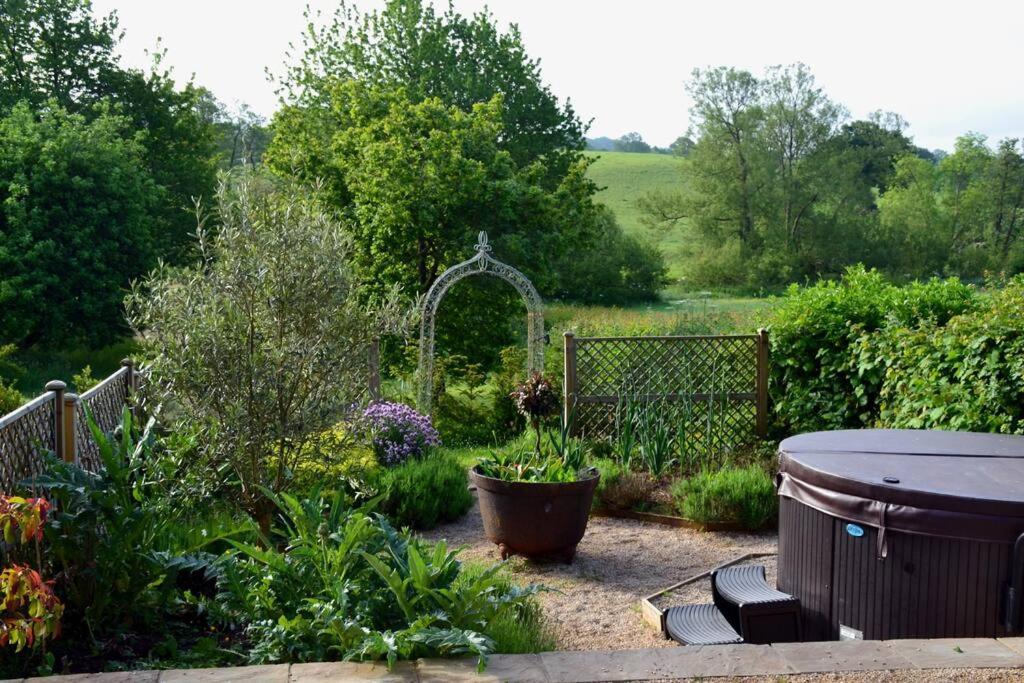 Luxury, Rural Shepherds Hut With Hot Tub Nr Bath Bristol Esterno foto