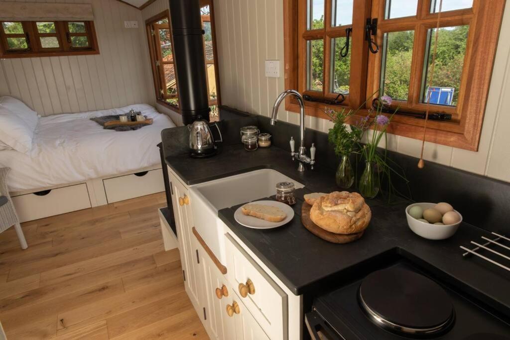 Luxury, Rural Shepherds Hut With Hot Tub Nr Bath Bristol Esterno foto